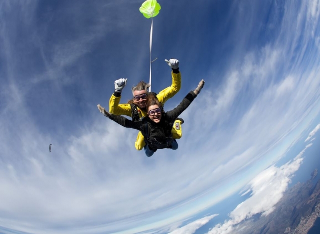  Parachutes deploying 